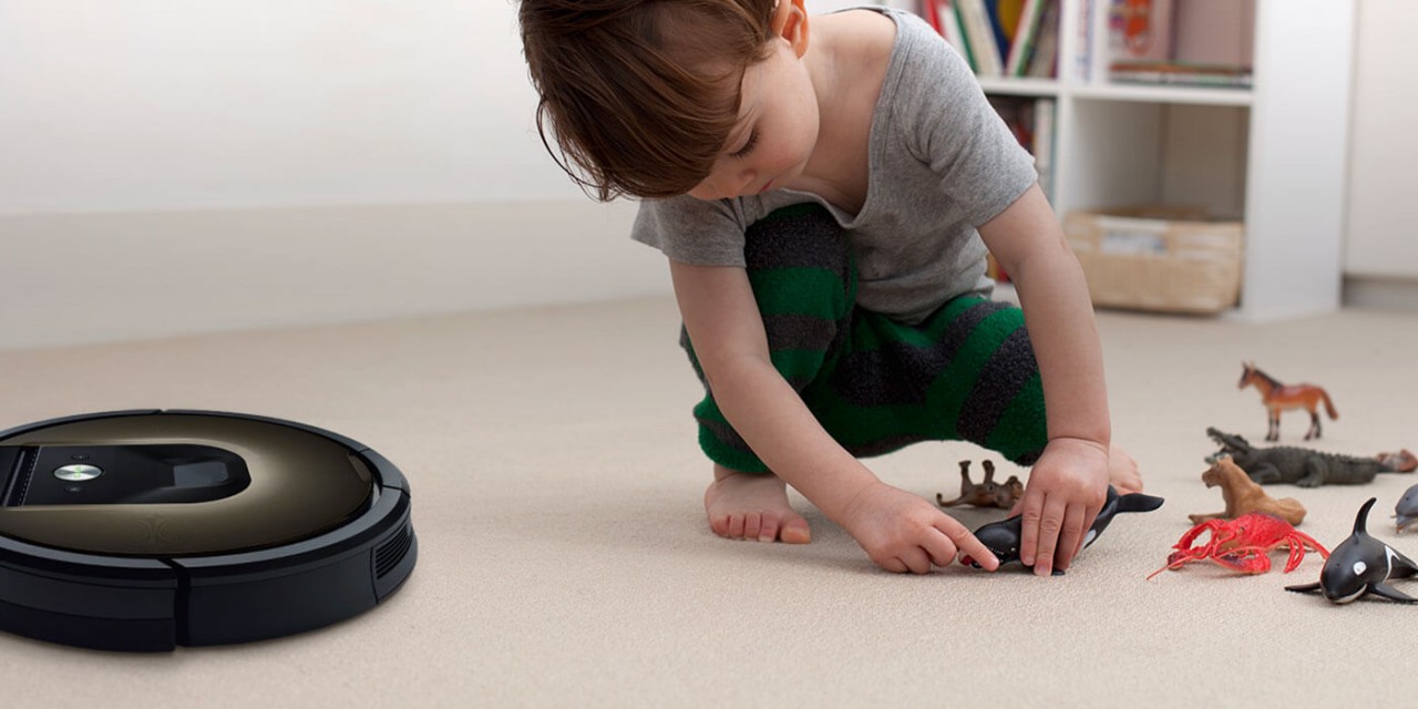 Roomba con la lupa azul encendida - Blog AspiradoraRobot