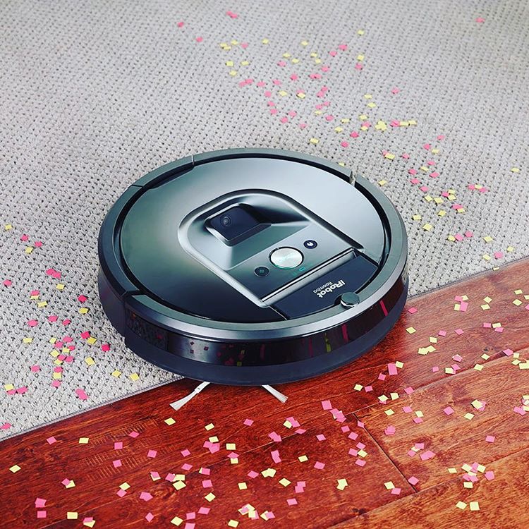 Roomba limpiando confeti